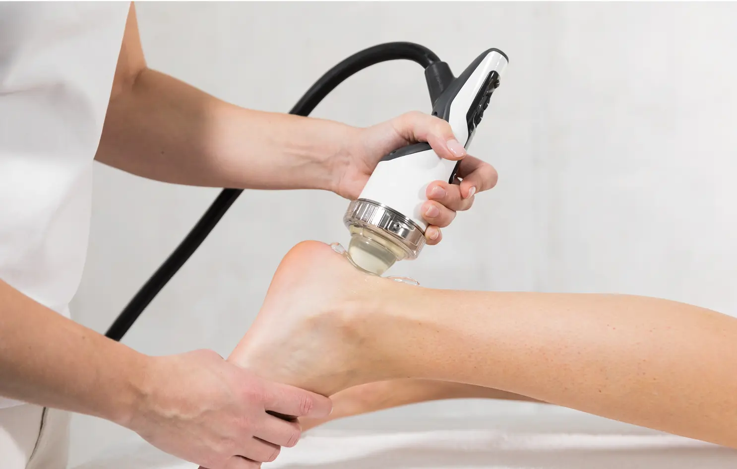 Shockwave therapy being delivered to treat a persistent tendon condition